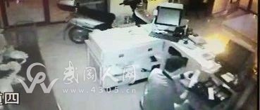 武岡這個賊太可惡，短短三十秒把樂洋路這家店洗劫一空！