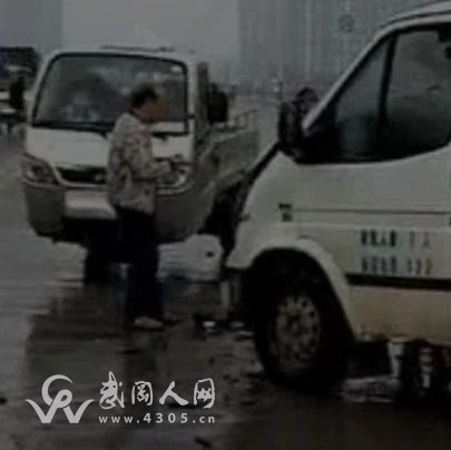 武岡一三輪越線行駛，導(dǎo)致兩輛車相撞，真是悲劇了！