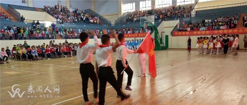 武冈思源学校这场面被刷屏了！现场两千多人围观...