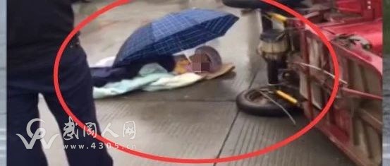 突發(fā)!武岡這個岔路口又出事了,一小孩躺在地上.....