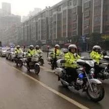 武冈这里一小车忘关车窗，巡警在现场一直守护...