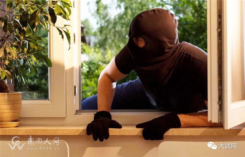 吓人！武冈出现蒙面大盗，室内偷窃！大家小心...