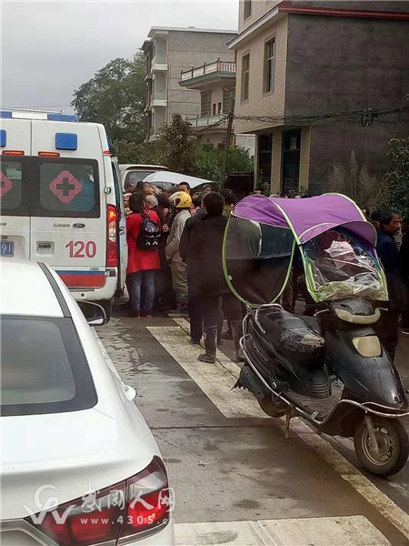 突发!武冈一三轮摩托车侧翻,伤了五六个
