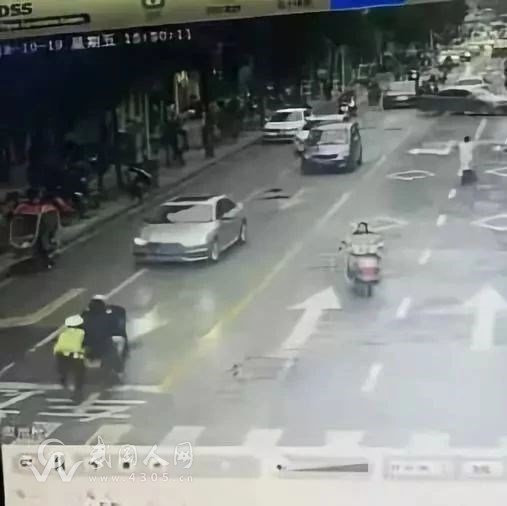 武岡街頭一摩托強行沖關，將執(zhí)法的警察都拖傷了...