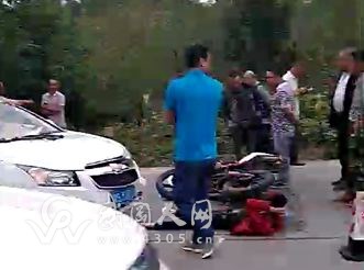 武岡這里又有摩托撞小車,三人當(dāng)場倒地...