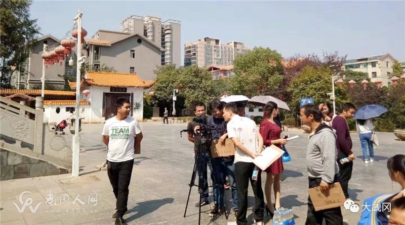 武岡城墻上這個搬運工，賺大發(fā)了！