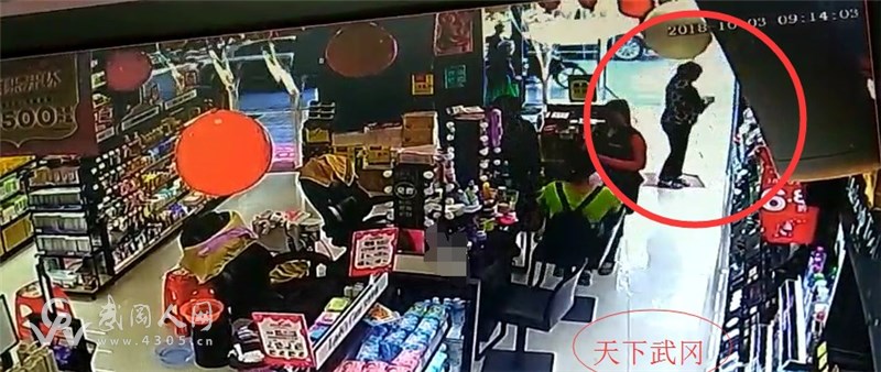 監(jiān)控：武岡一少婦，拿了唇膏就跑！