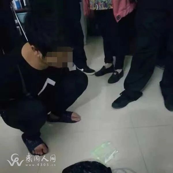 武岡這里有人吸毒，直接從身上搜出...