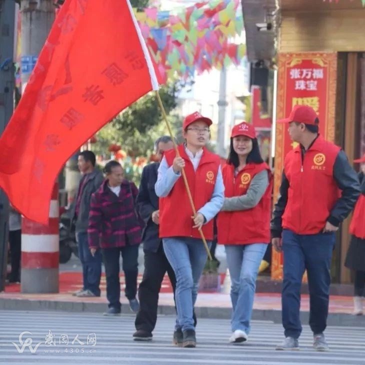 武岡市檢察院攜手武岡義工聯(lián)合會積極開展文明交通志愿者服務活動