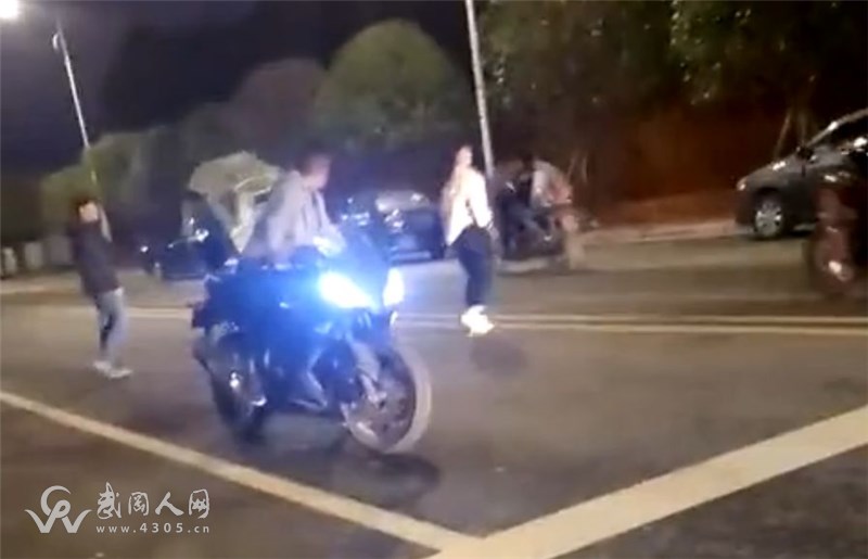 武岡小伙夜間學校路段騎摩托車“找刺激”！結(jié)果被人...