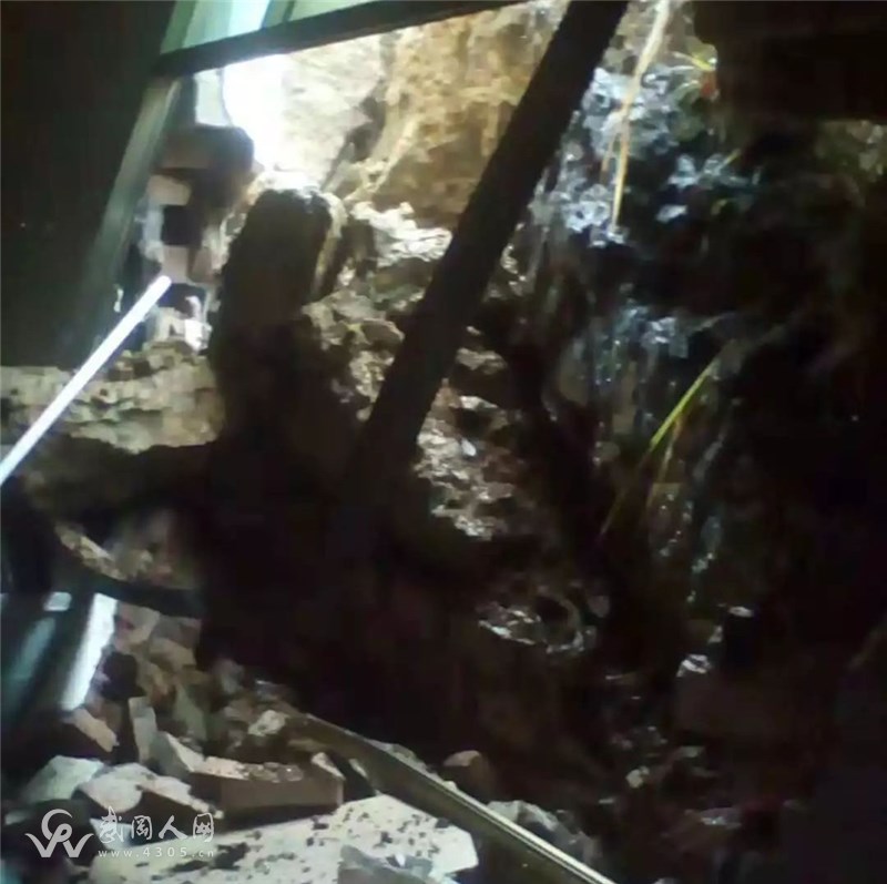 嚇人！武岡一農(nóng)戶家里遭殃了，石頭滾落把房子砸爛了！