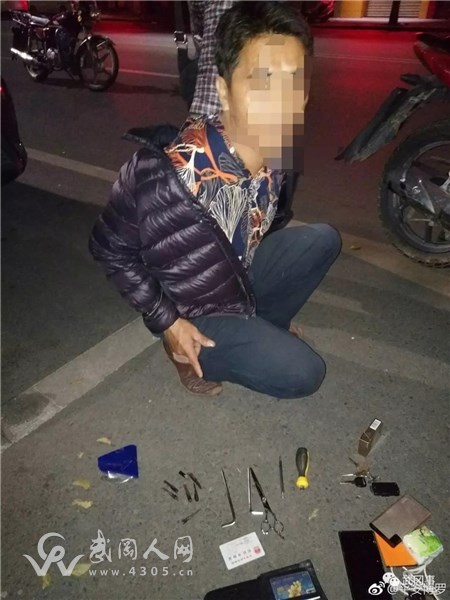 武岡這個40多歲的男人，在廣東偷摩托車…