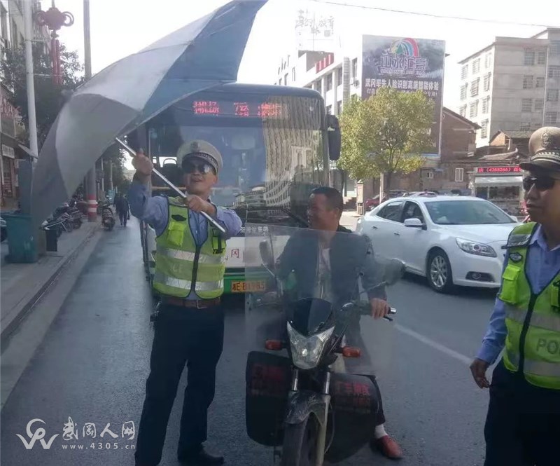 針對摩托車、電動車非法安裝晴雨傘等問題，武岡交警放大招了！