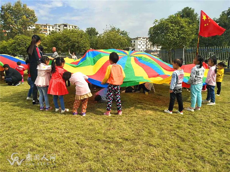 头堂中心幼儿园开展保护水资源户外环保活动