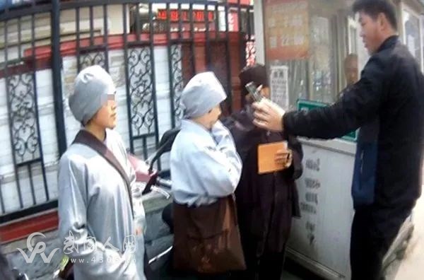假女尼姑在武岡偷錢(qián)!被群眾抓住圍攻...