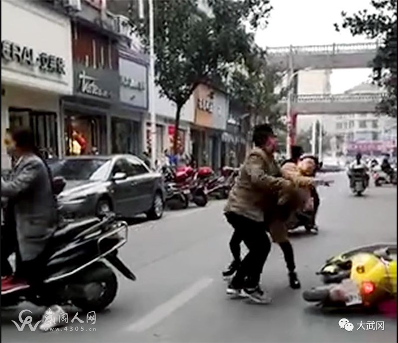 何得了！武岡步行街有2人當街打架！