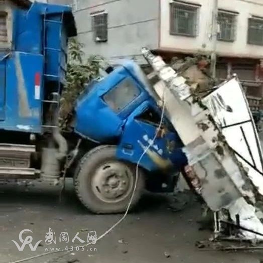 武岡一大貨車司機(jī)接了個(gè)電話，把墻都撞塌了！
