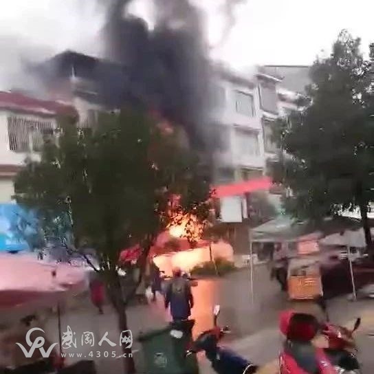 武岡鄧元泰一商鋪發(fā)生大火災(zāi)，現(xiàn)場(chǎng)傳來(lái)哭喊聲...