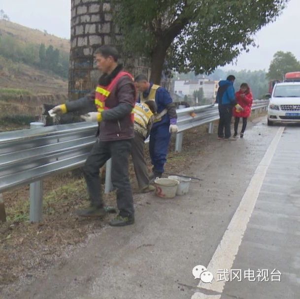 武岡工人在山區(qū)公路裝上“防護(hù)欄”