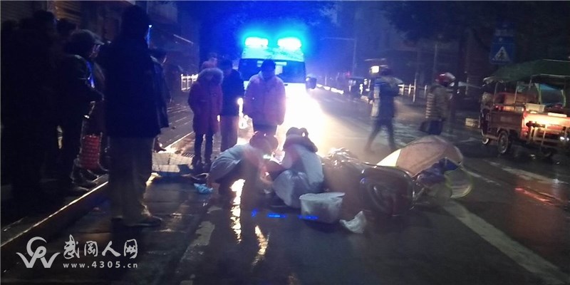 武岡宣風(fēng)樓下出大事了！救護車護士全來了，緊急搶救！