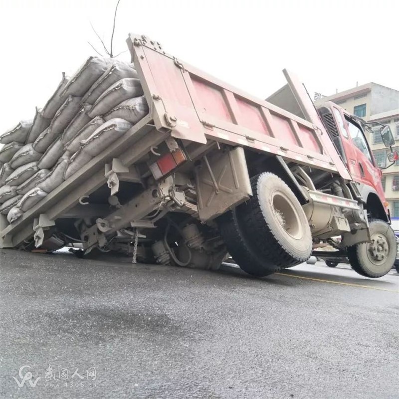 武冈一货车，把武冈这条大街的路面给压塌了！