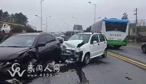 武岡春光大橋又發(fā)生一起車禍！