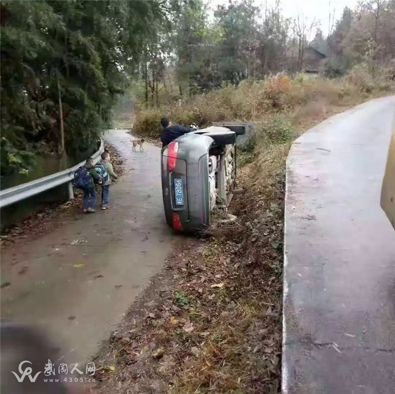 奇葩！武岡鄉(xiāng)村路段，一小車竟然側(cè)翻了？