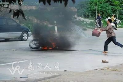 武岡城里這車起火了！司機做死的救火！用手拍！