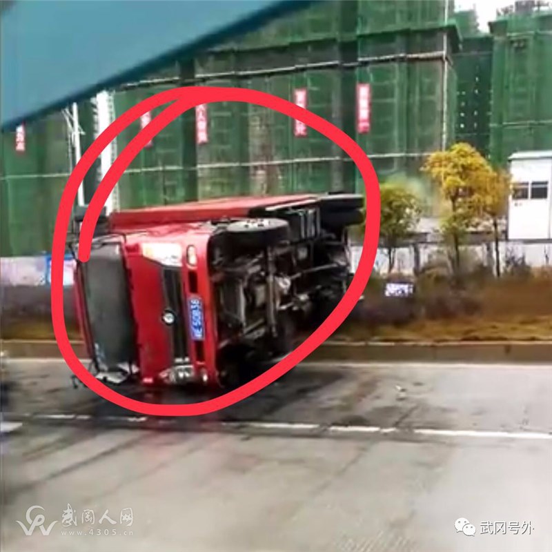 武岡小貨車，橫著倒在同福樓路段！