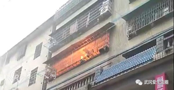 武岡步行街4樓突發(fā)大火，現(xiàn)場火勢兇猛...