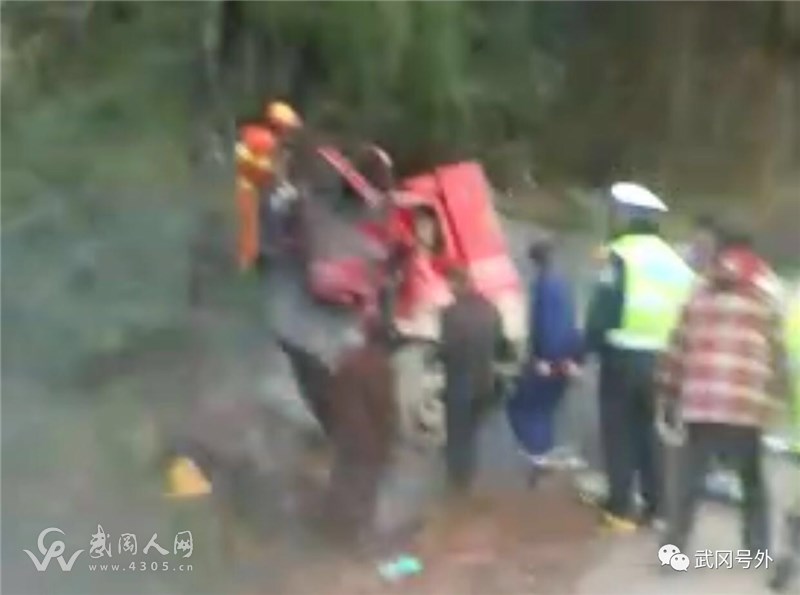 突發(fā)！武岡山區(qū)貨車出事！車頭都.....