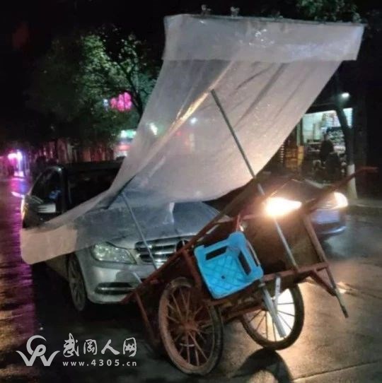 好多血!武岡四排路賣鞋攤主出事了！這是怎么回事呀？