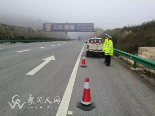 高速公路上面，這個(gè)武岡老人迷路了！