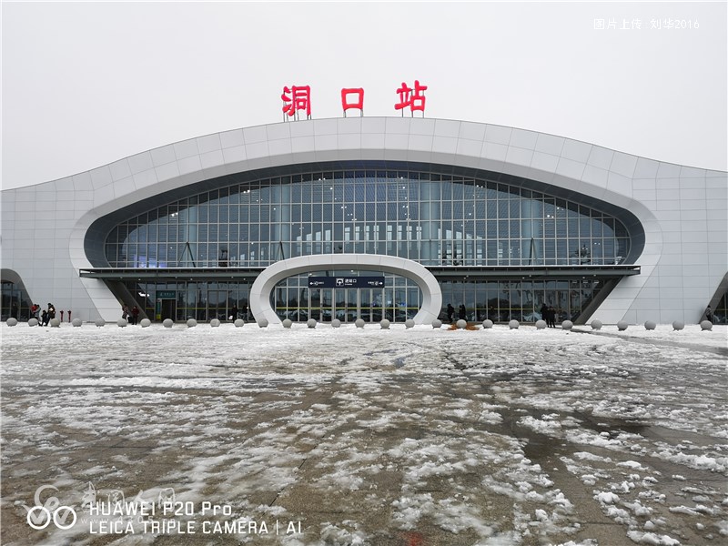 洞口县百名干群铲积雪力保旅客平安