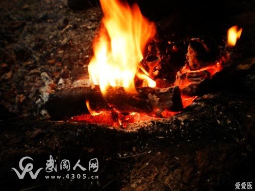 武岡一小區(qū)內(nèi)6人烤火被燒傷，“臉曲墨黑”！