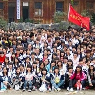 武岡這名女董事長一次拿7萬多元資助貧困生, 很多人為她點贊!