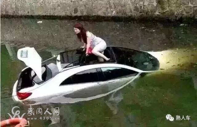 武岡小車速度太快飛進(jìn)水塘！視頻拍下來了，這速度也太快了！大家看看！