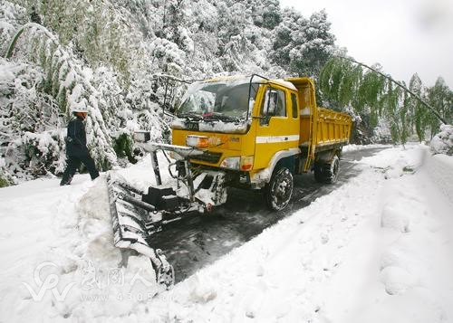 武岡這個人自己開著車在路上鏟雪，點(diǎn)贊！