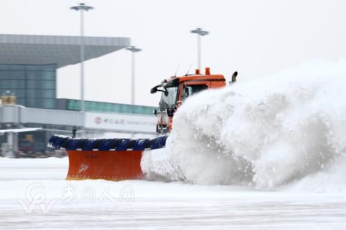 武岡機場大雪，從芷江機場臨時調(diào)來一臺吹雪車！
