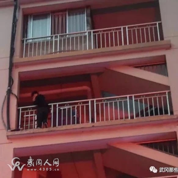 武岡一男子為情所困，在女方家跳樓自盡...