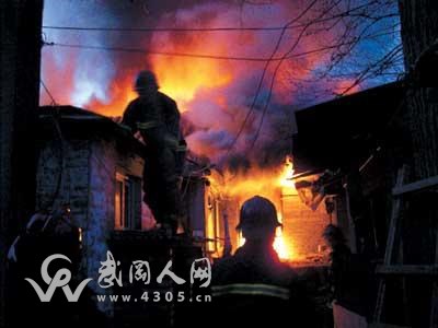 武岡一民宅發(fā)生大火，火勢巨大，整層樓化為灰燼！