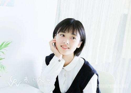 沈月回母校路透圖曝光，五五分身材被笑星味全無(wú)