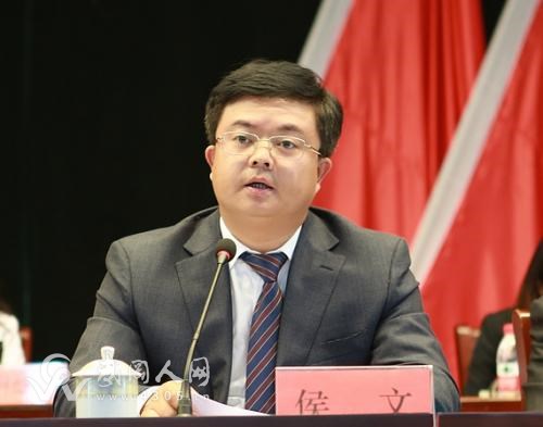 武岡市委書記上班第一天，走進結(jié)對幫扶的貧困戶家中