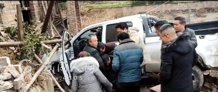 武岡龍溪橋附近，一皮卡車撞入民宅，司機昏迷！