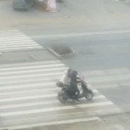 我的天啦!危險!武岡兩女孩竟在馬路上干這事!