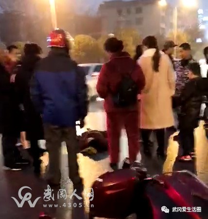 又是武岡這個(gè)路口,一婦人被撞,當(dāng)場(chǎng)暈倒在地!