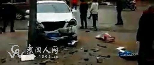 武岡轉彎突發(fā)車禍!幾人倒地不起,現場......
