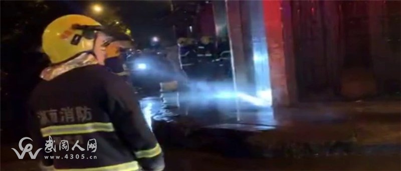 武岡1商店晚上2點多起火了！濃煙滾滾！