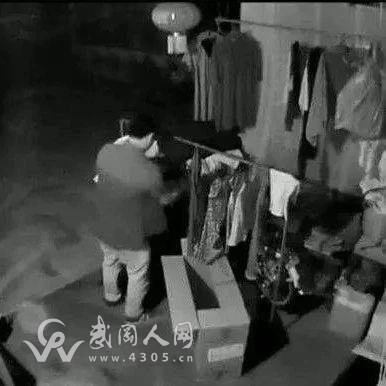 變態(tài)！武岡某學校后門，色狼深夜偷文胸！