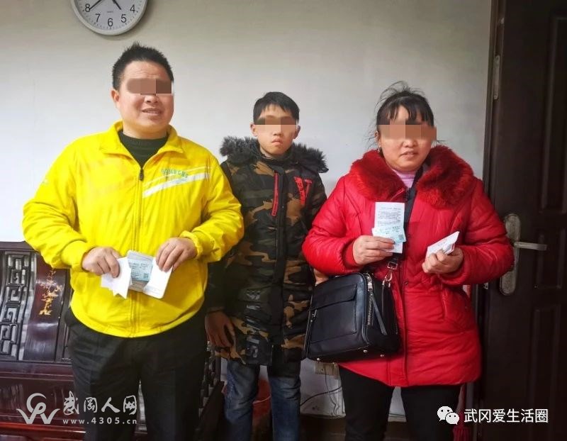 武岡2名盲人在邵陽火車站遭遇！買到票了嗎？